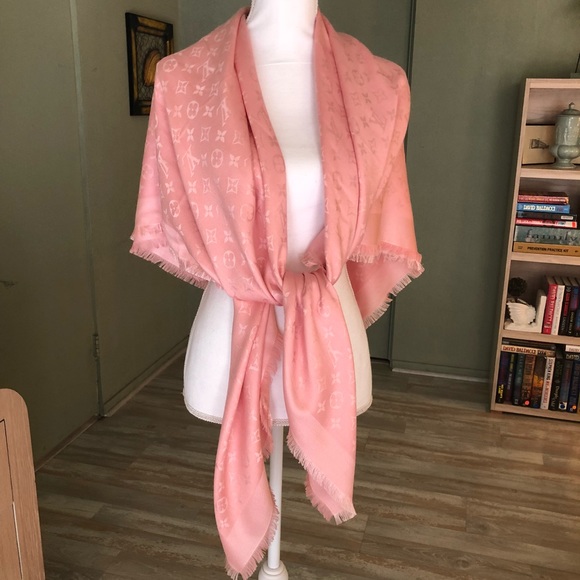 Louis Vuitton Wrap - Picture 2 of 5